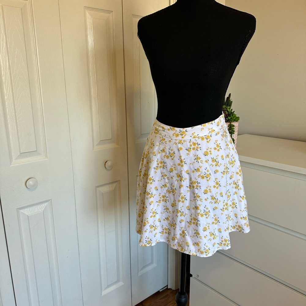 Hollister Floral Mini Skirt in White and Yellow
Ultra High-Rise - Picture 2 of 8